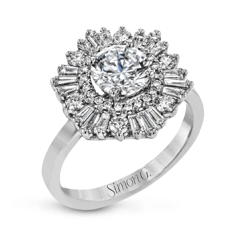 Round-cut Flower Halo Engagement Ring in 18k Gold with Diamonds